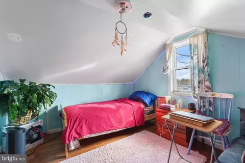 Bedroom - 9707 Braddock Rd, Silver Spring, MD 20903 photo 6 of 7