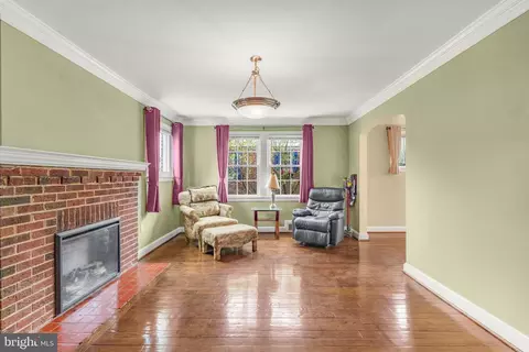 Living - 9505 Riley Rd, Silver Spring, MD 20910 photo 3 of 4