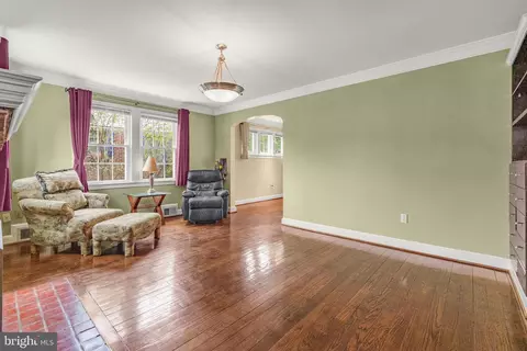 Living - 9505 Riley Rd, Silver Spring, MD 20910 photo 2 of 4