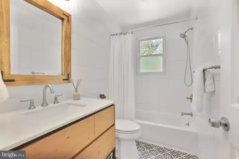 Bath - 1204 Ednor Rd, Silver Spring, MD 20905 photo 1 of 2