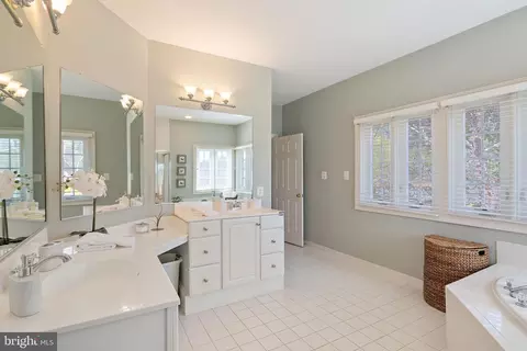 Bath - 16617 Harbour Town Dr, Ashton, MD 20861 photo 4 of 9