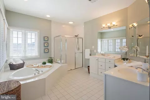 Bath - 16617 Harbour Town Dr, Ashton, MD 20861 photo 3 of 9
