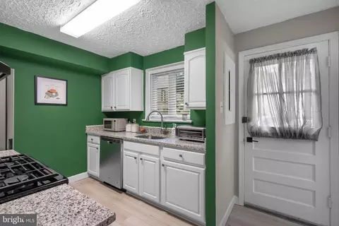9830 Hollow Glen Pl, Silver Spring, MD 20910 photo 13