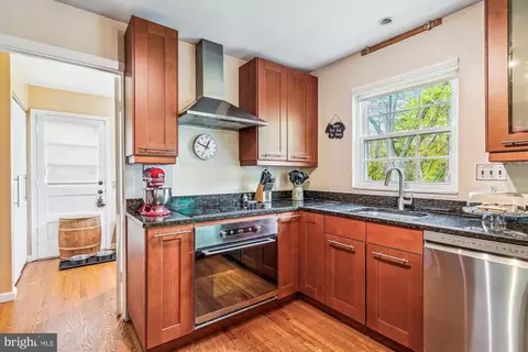 Kitchen - 9117 Paddock Ln, Potomac, MD 20854 photo 4 of 4