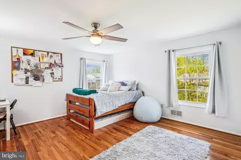 Bedroom - 9117 Paddock Ln, Potomac, MD 20854 photo 4 of 7