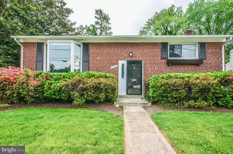 5104 Oakglen Dr, Rockville, MD 20852