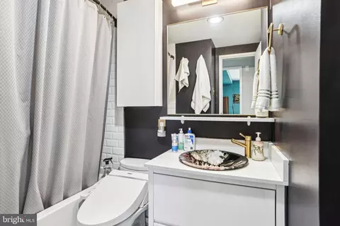 Bath - 1900 Lyttonsville Rd #1204, Silver Spring, MD 20910 photo 1 of 1