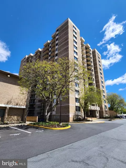 118 Monroe St #309, Rockville, MD 20850