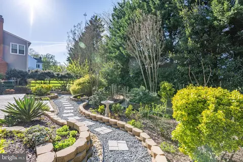 3 Maplecrest Ct, Potomac, MD 20854