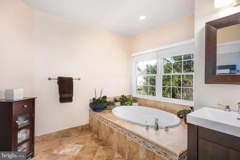 Bath - 3 Maplecrest Ct, Potomac, MD 20854 photo 2 of 6