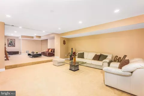 Living - 3 Maplecrest Ct, Potomac, MD 20854 photo 7 of 8