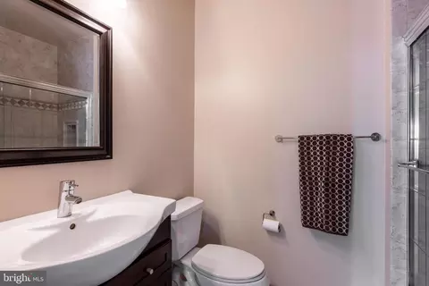 Bath - 3 Maplecrest Ct, Potomac, MD 20854 photo 3 of 6