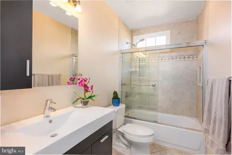 Bath - 3 Maplecrest Ct, Potomac, MD 20854 photo 5 of 6