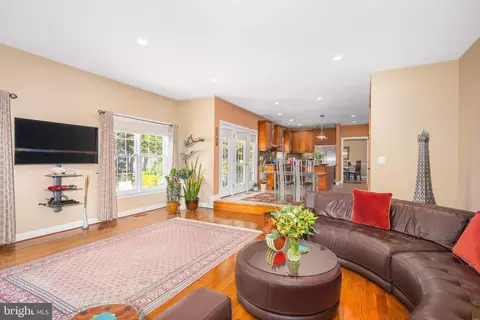 Living - 3 Maplecrest Ct, Potomac, MD 20854 photo 3 of 8