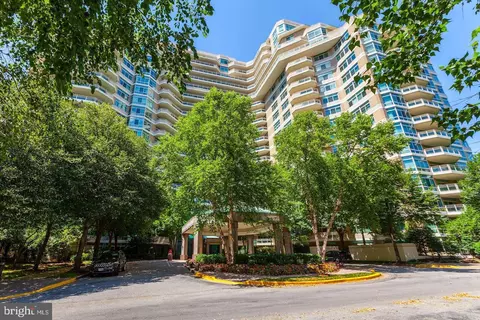5610 Wisconsin Ave #PH-21A, Chevy Chase, MD 20815