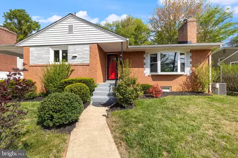 9821 Singleton Dr, Bethesda, MD 20817