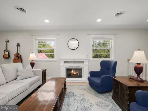 Living - 17712 Longdraft Rd, Gaithersburg, MD 20878 photo 2 of 8