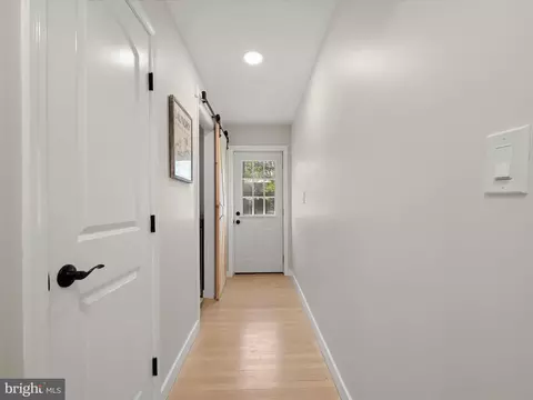 Entry Way - 17712 Longdraft Rd, Gaithersburg, MD 20878 photo 4 of 6
