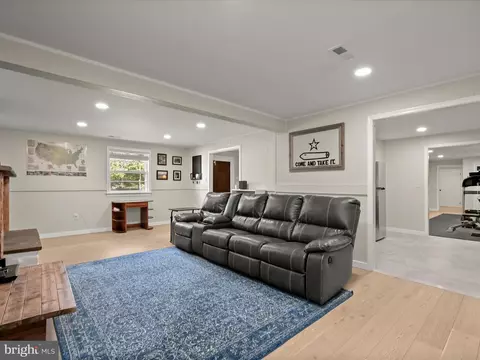 Living - 17712 Longdraft Rd, Gaithersburg, MD 20878 photo 7 of 8