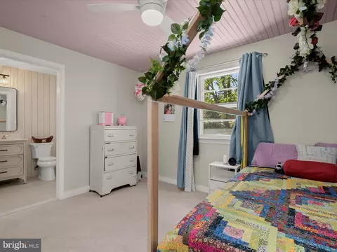 Bedroom - 17712 Longdraft Rd, Gaithersburg, MD 20878 photo 7 of 11