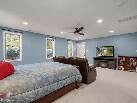 Bedroom - 17712 Longdraft Rd, Gaithersburg, MD 20878 photo 8 of 11