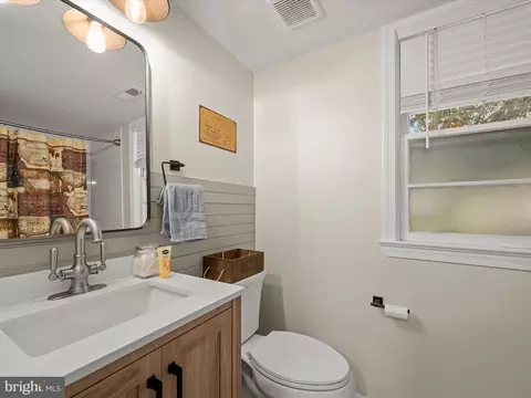 Bath - 17712 Longdraft Rd, Gaithersburg, MD 20878 photo 8 of 8