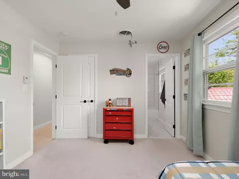 Bedroom - 17712 Longdraft Rd, Gaithersburg, MD 20878 photo 5 of 11