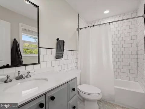 Bath - 17712 Longdraft Rd, Gaithersburg, MD 20878 photo 6 of 8