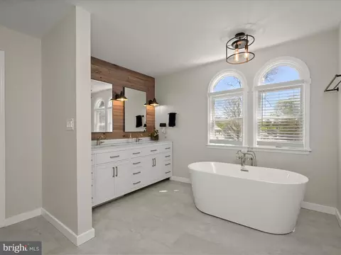 Bath - 17712 Longdraft Rd, Gaithersburg, MD 20878 photo 2 of 8