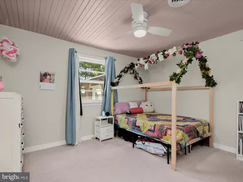 Bedroom - 17712 Longdraft Rd, Gaithersburg, MD 20878 photo 6 of 11