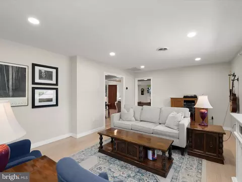 Living - 17712 Longdraft Rd, Gaithersburg, MD 20878 photo 1 of 8