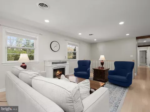 Living - 17712 Longdraft Rd, Gaithersburg, MD 20878 photo 3 of 8