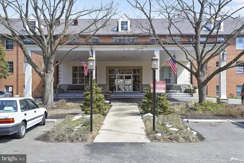 5301 Westbard Cir #221, Bethesda, MD 20816