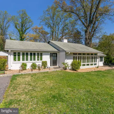 1736 Overlook Dr, Silver Spring, MD 20903