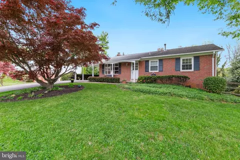 17617 Wheat Fall Dr, Rockville, MD 20855