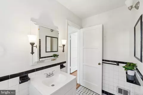 Bath - 201 Franklin Ave, Silver Spring, MD 20901 photo 3 of 4