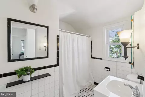 Bath - 201 Franklin Ave, Silver Spring, MD 20901 photo 2 of 4