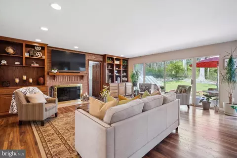 Living - 9 Falling Creek Ct, Silver Spring, MD 20904 photo 2 of 3