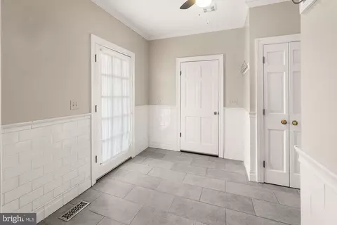 Entry Way - 14920 Mount Nebo Rd, Poolesville, MD 20837 photo 7 of 16