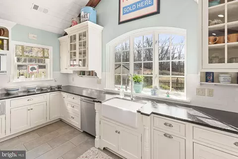 Kitchen - 14920 Mount Nebo Rd, Poolesville, MD 20837 photo 3 of 8