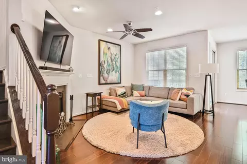 Living - 1547 Rabbit Hollow Pl, Silver Spring, MD 20906 photo 3 of 4