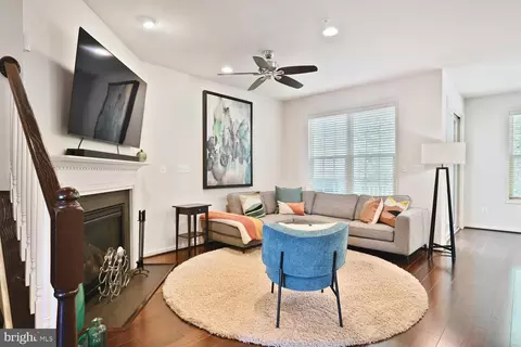 Living - 1547 Rabbit Hollow Pl, Silver Spring, MD 20906 photo 2 of 4