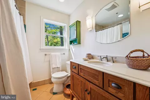 Bath - 10606 Mantz Rd, Silver Spring, MD 20903 photo 2 of 4