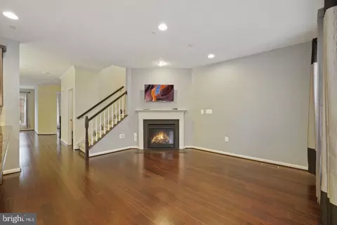 Living - 1539 Rabbit Hollow Pl, Silver Spring, MD 20906 photo 2 of 11