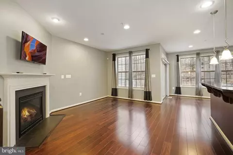 Living - 1539 Rabbit Hollow Pl, Silver Spring, MD 20906 photo 4 of 11