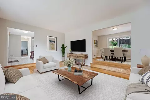 Living - 3 Harrowgate Ct, Potomac, MD 20854 photo 3 of 4