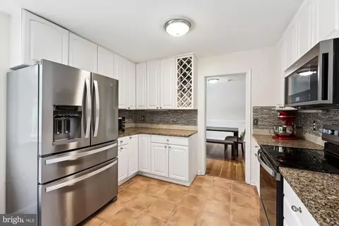 Kitchen - 3 Harrowgate Ct, Potomac, MD 20854 photo 2 of 3