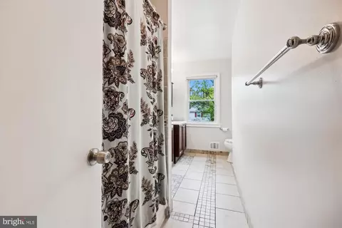 Bath - 3 Harrowgate Ct, Potomac, MD 20854 photo 3 of 4