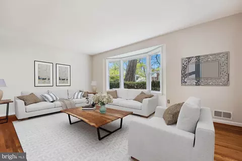 Living - 3 Harrowgate Ct, Potomac, MD 20854 photo 2 of 4