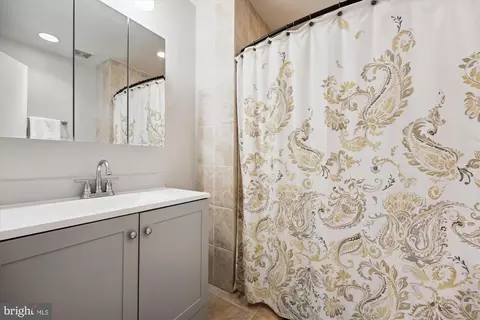 Bath - 3 Harrowgate Ct, Potomac, MD 20854 photo 2 of 4